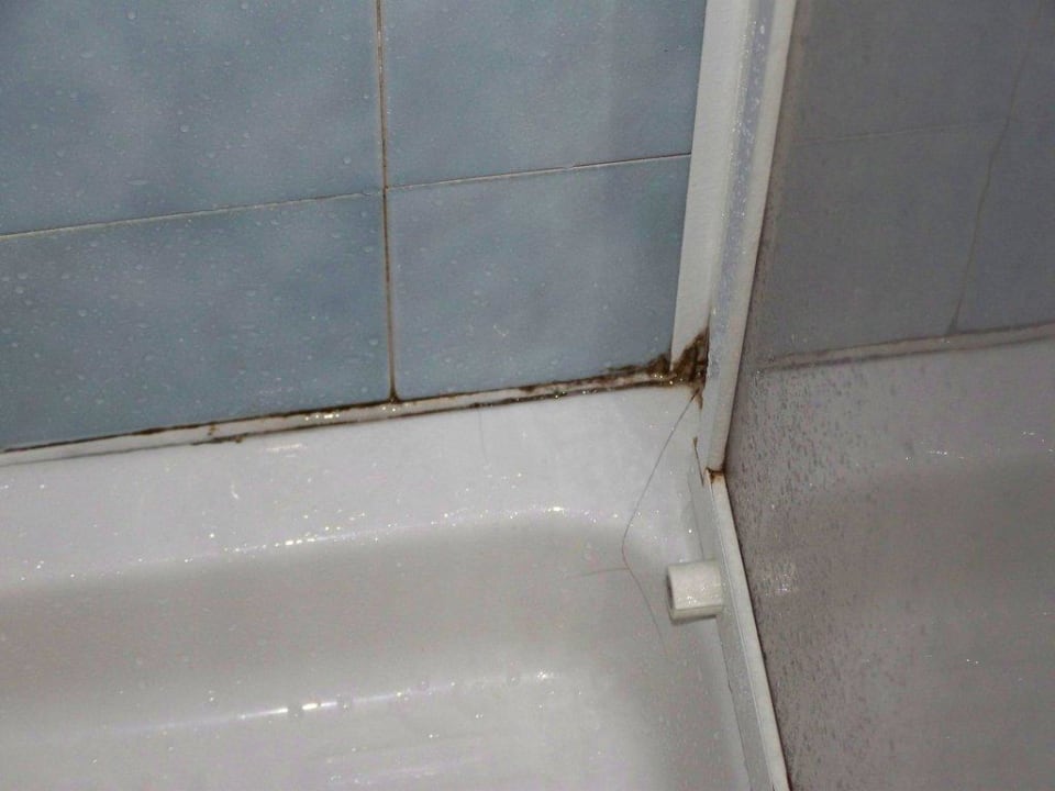 Dusche innen schmutzig und verschimmelt Hotel Albergo Ridente