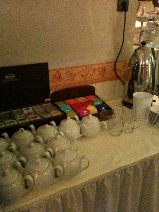 Teeauswahl am Frühstücksbuffet Schloßhotel Schkopau
