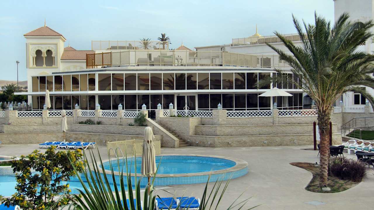 Blick auf das Restaurant mit Terrasse Old Palace Resort Sahl Hasheesh