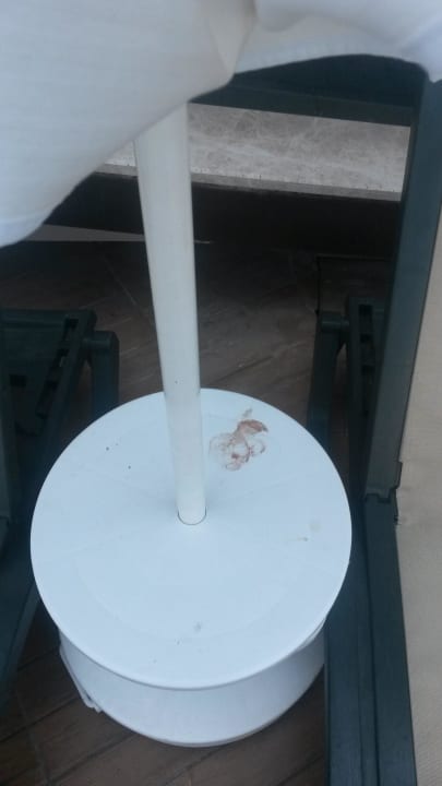 Drei Tage dreckiger Tisch am Pool Hane Family Resort