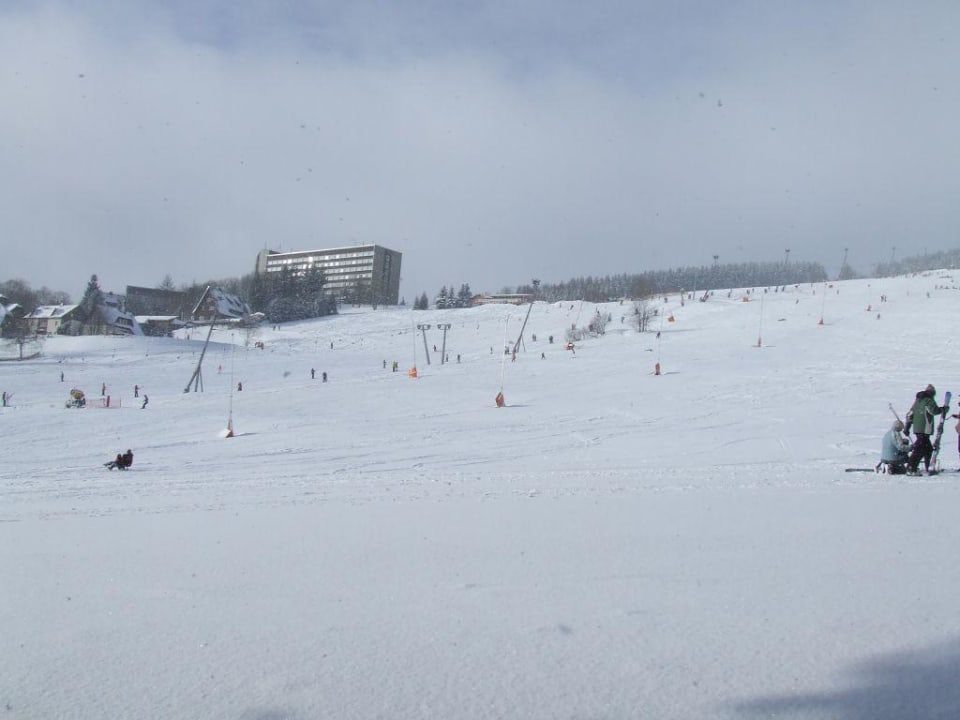 Blick von der Talstation zum Hotel AHORN Hotel Am Fichtelberg