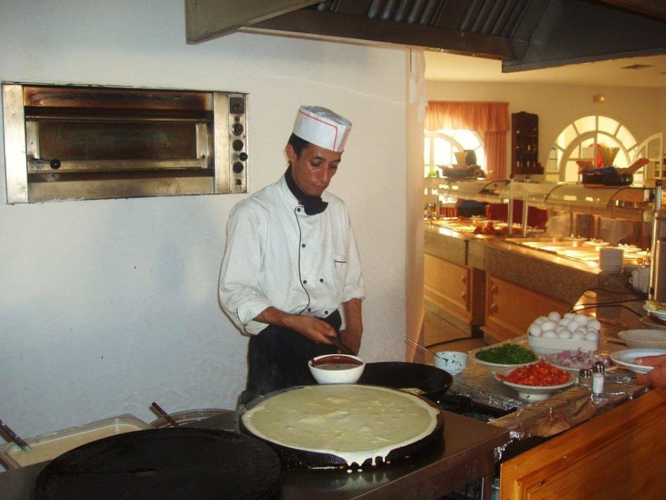 Pan robiący dobre naleśniki Hotel Zodiac
