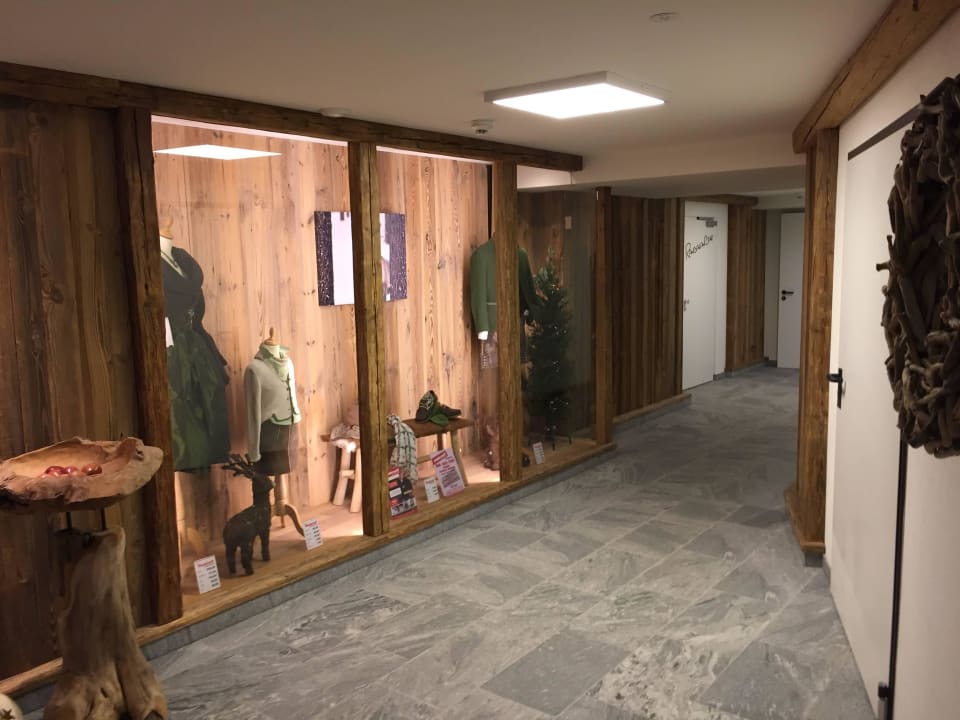 Corridoio verso il deposito sci Hotel Auhof