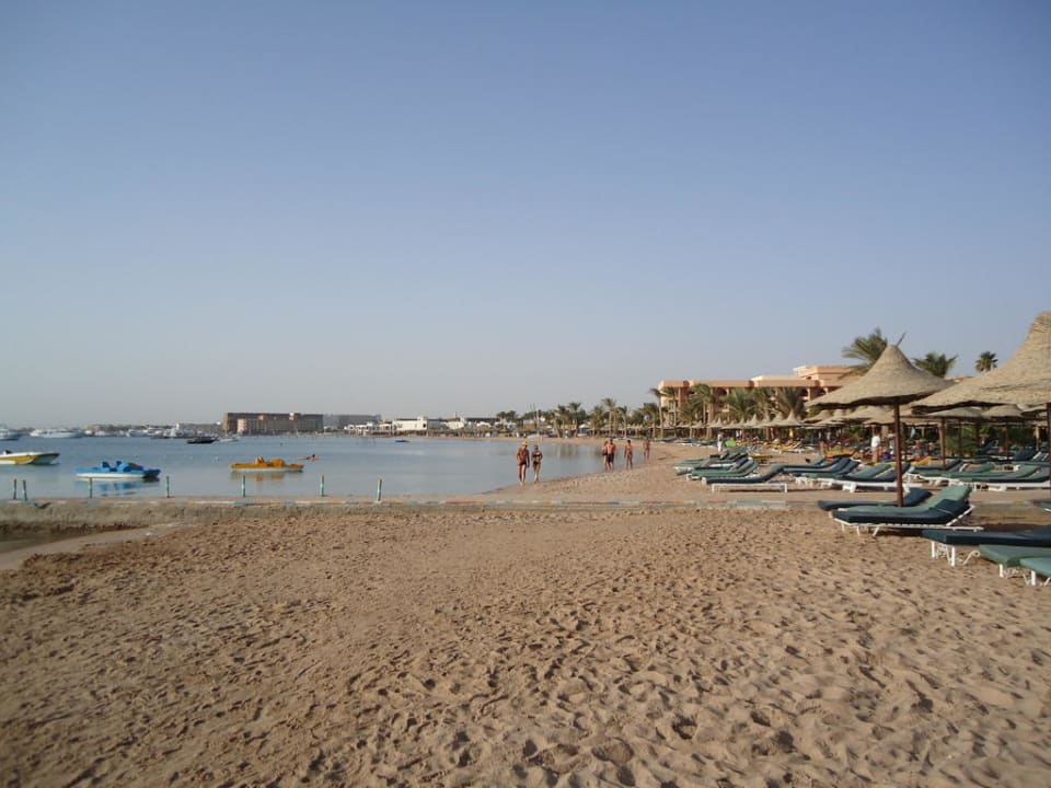 Strand mit Blick zum T-Block Giftun Azur Resort