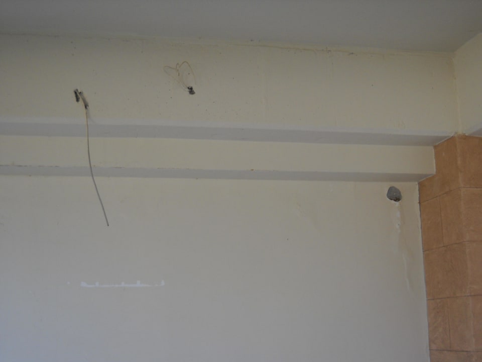 Kabel hängen aus der Decke Kresten Palace Hotel