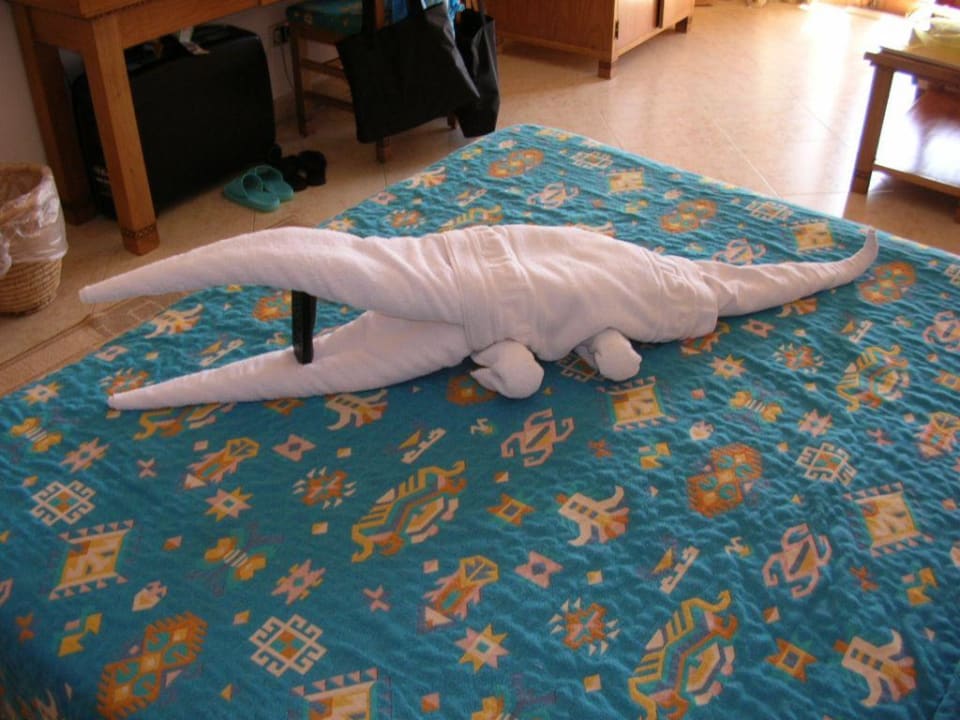 Krokodil-Figur im Zimmer Fort Arabesque Resort, Spa & Villas