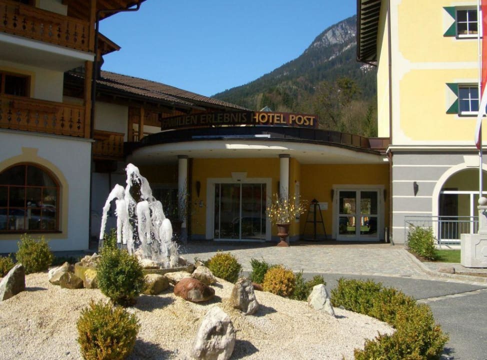Eingang mit Rezeption POST Family Resort