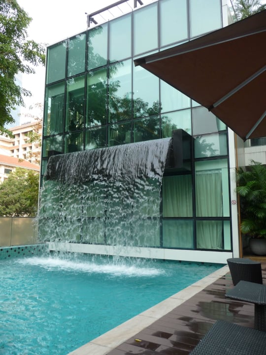 Der Wasserfall Park Regis Singapore