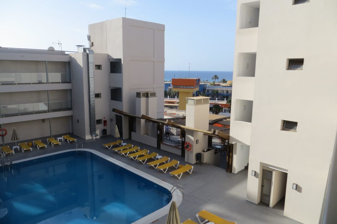 Poolanlage im Innenhof Servatur Alameda de Jandía