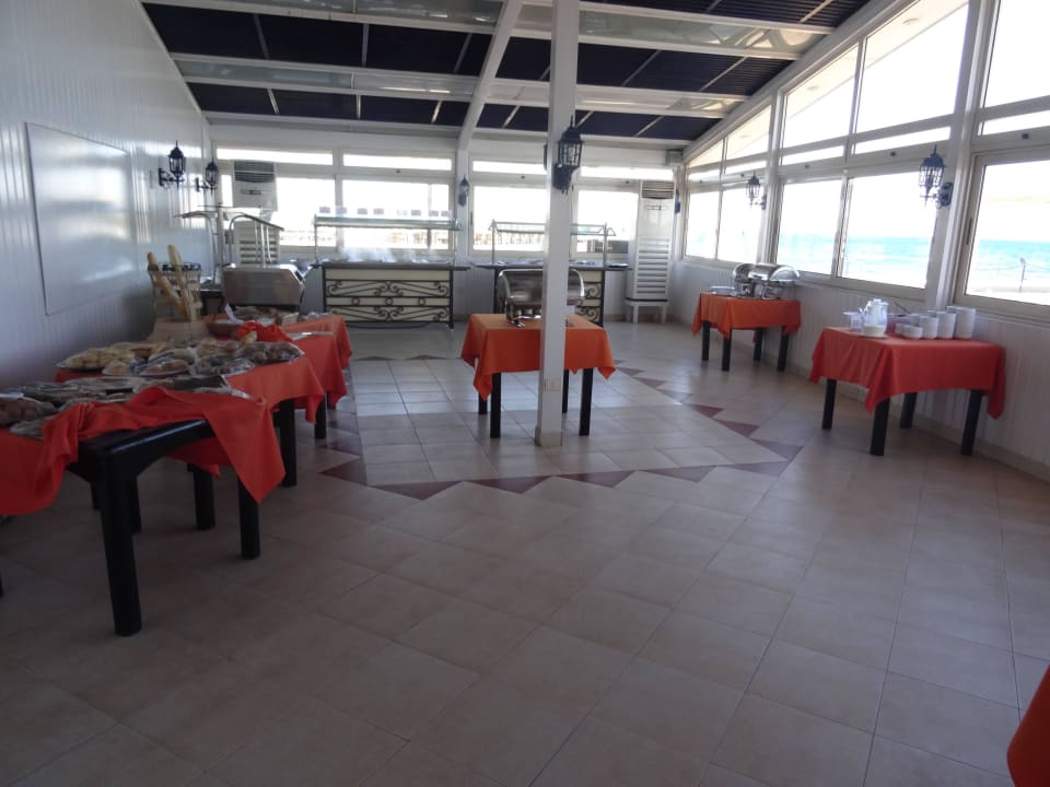 Frühstück im kleinen Fischrestaurant Desert Rose