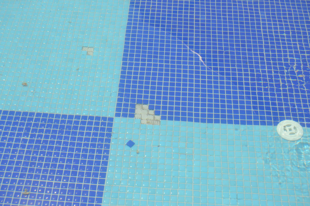 Gelöste Fliesen im Kinderpool Quattro Beach Spa & Resort