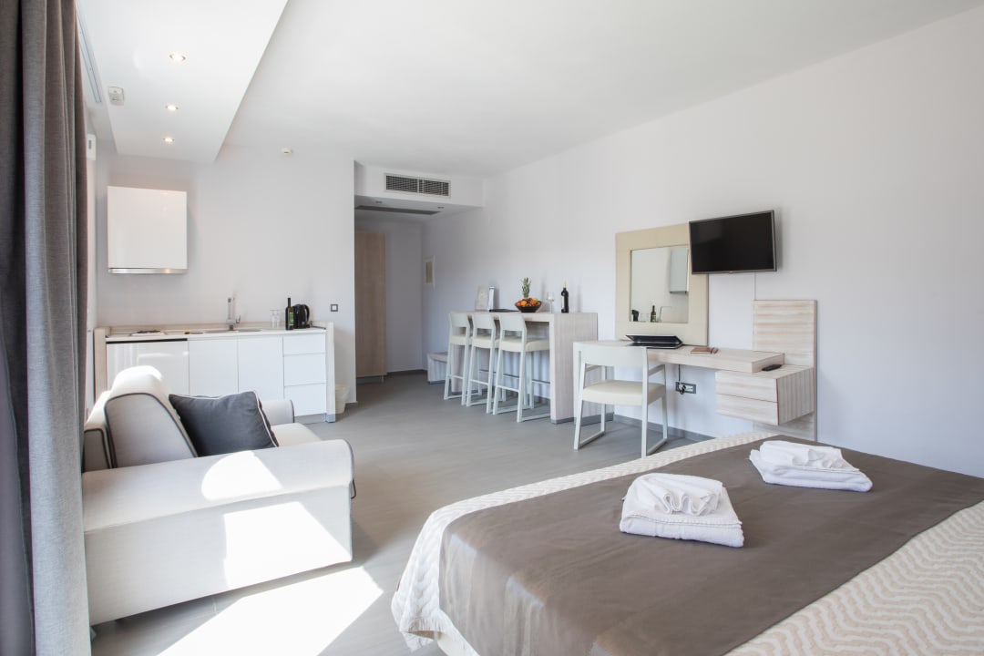 Zimmer Aqua Oliva Resort - Across Hotels & Resorts