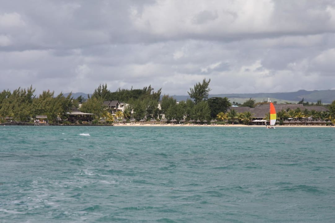 Ansicht vom Wasser  LUX* Grand Gaube Resort & Villas