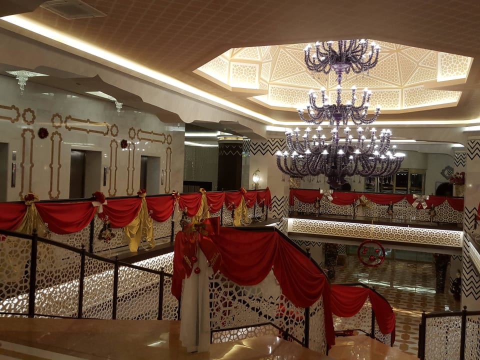 Lobby Treppe zum Restaurant  Royal Taj Mahal Hotel