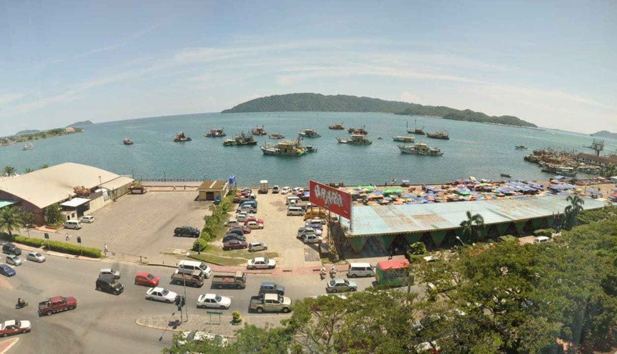 Blick vom Zimmer auf den Hafen Hotel Le Meridien Kota Kinabalu