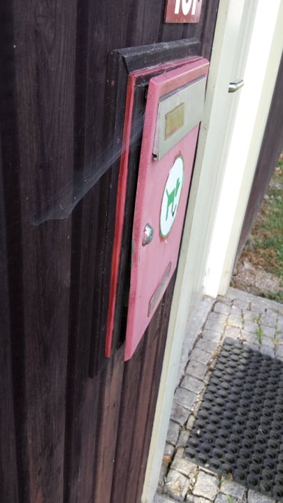 Der Briefkasten wäre leider kaputt und voller Spinn Chiemgau Resort Siegsdorf