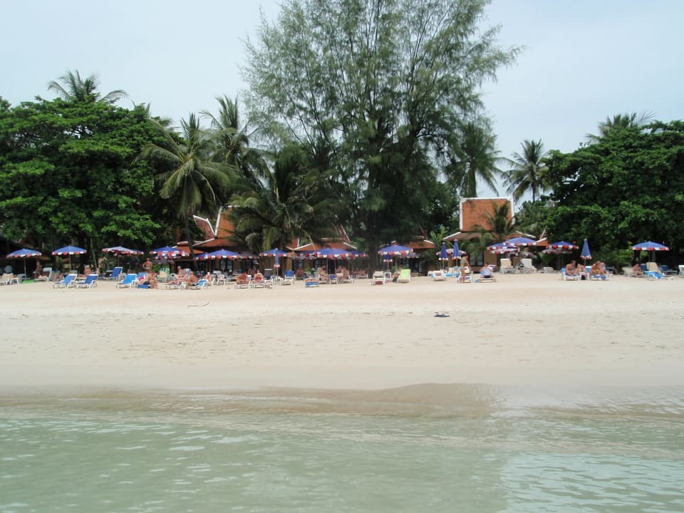 Blick vom Wasser zum Strand The Fair House Beach Resort
