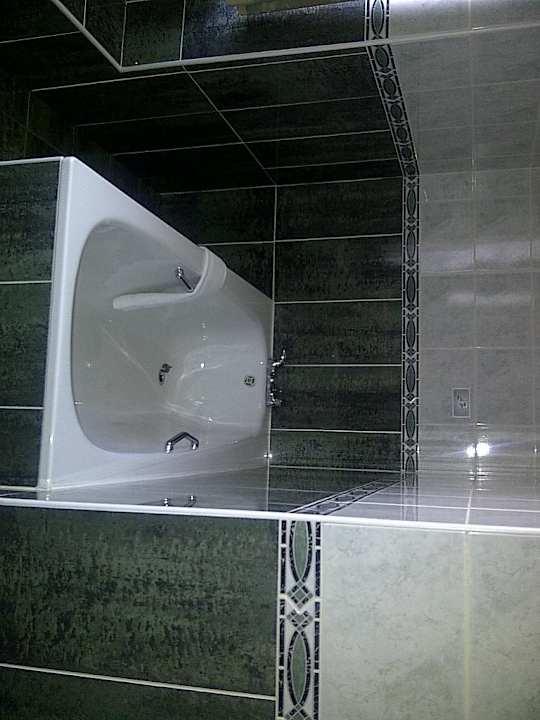 Das Badezimmer hatte Wanne und eine Dusche Treehouse Hotel London