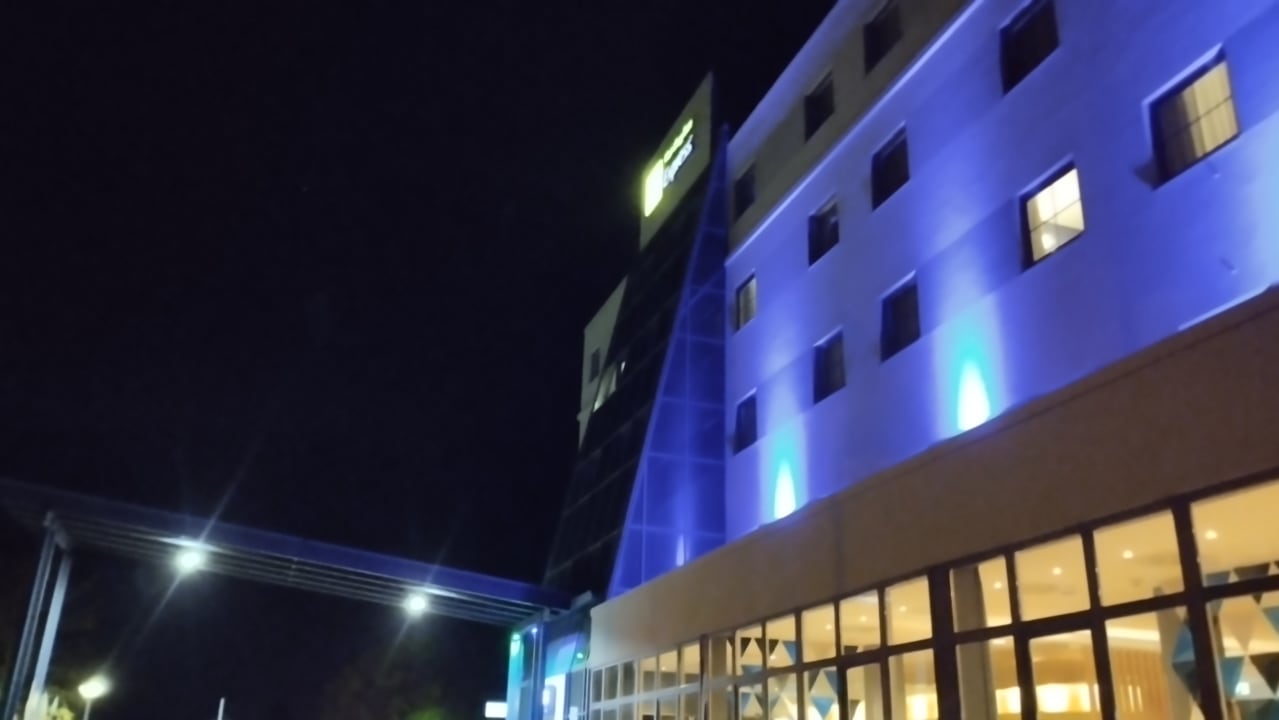 Außenansicht Holiday Inn Express Frankfurt - Airport