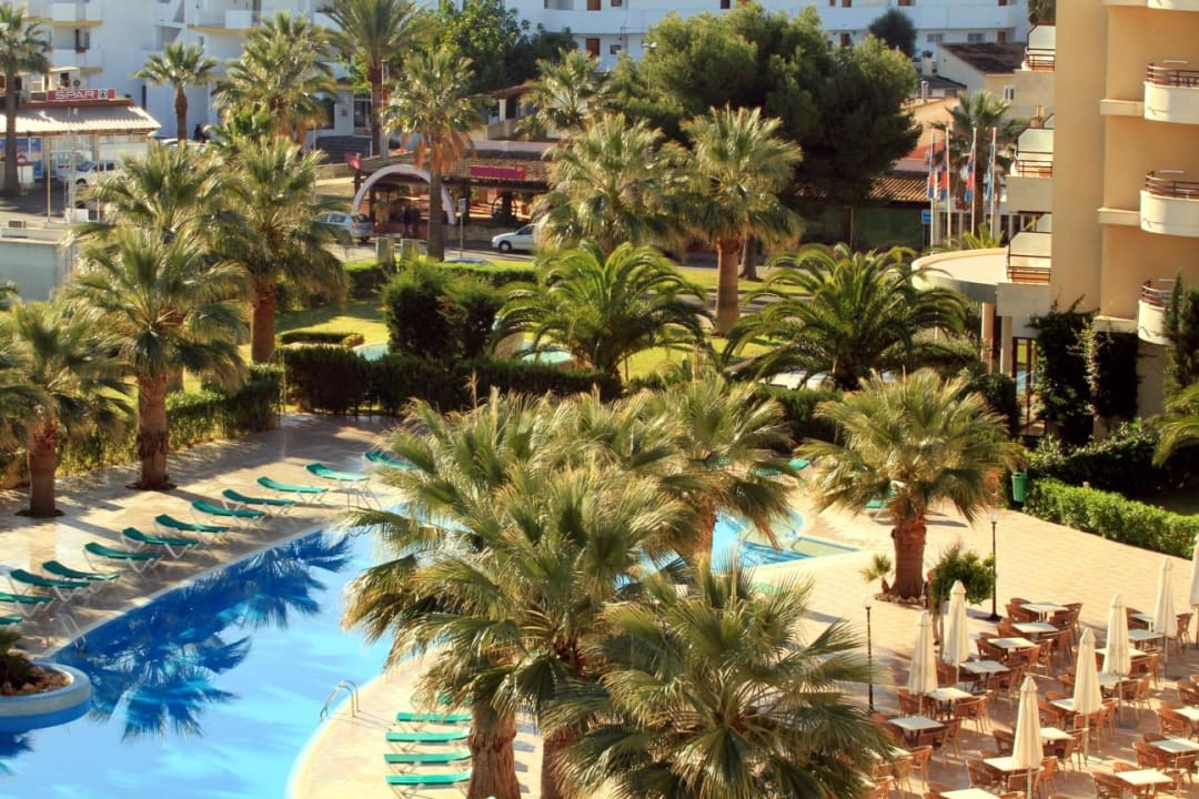 Poollandschaft bei Tag allsun App.-Hotel Orient Beach