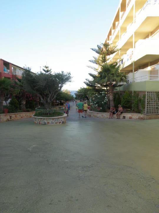 Uliczki pomiedzy budynkami Eri Beach & Village