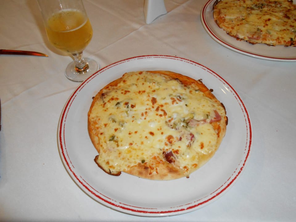 Pizza im separaten Pizzarestaurant Hotel Hrizantema