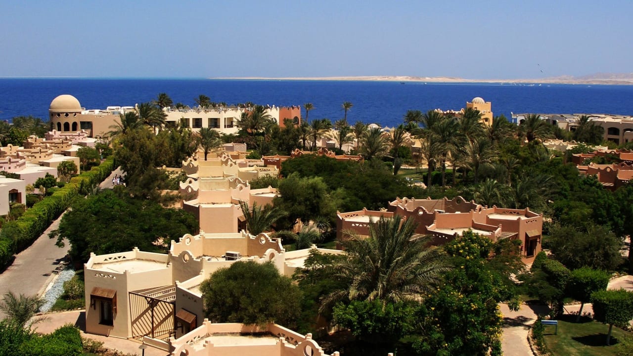 Bungalovy jsou posety po celé zahradě Hotel Nubian Village