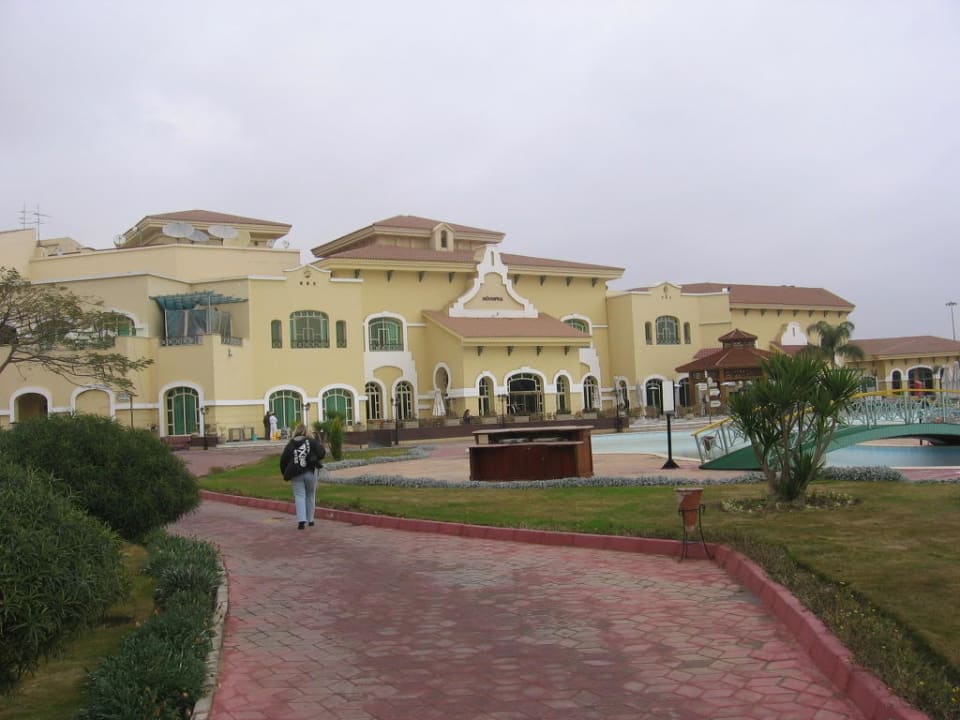 Aussenanlage Mövenpick Hotel Cairo Media City
