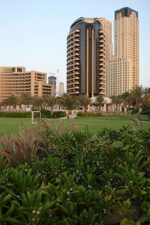 Garten und rechter Turm des Hotels Le Royal Méridien Beach Resort & Spa Dubai