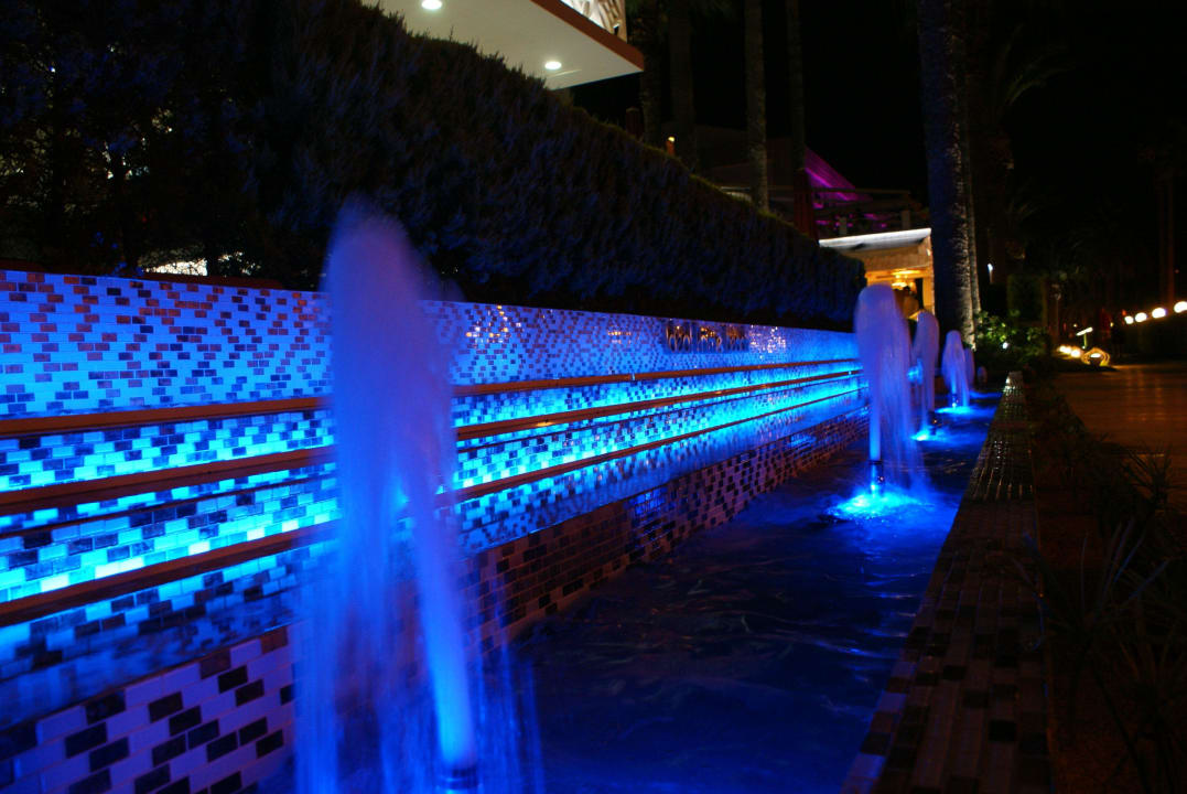 Fontanny przy wejsciu na plażę Prime Beach Hotel