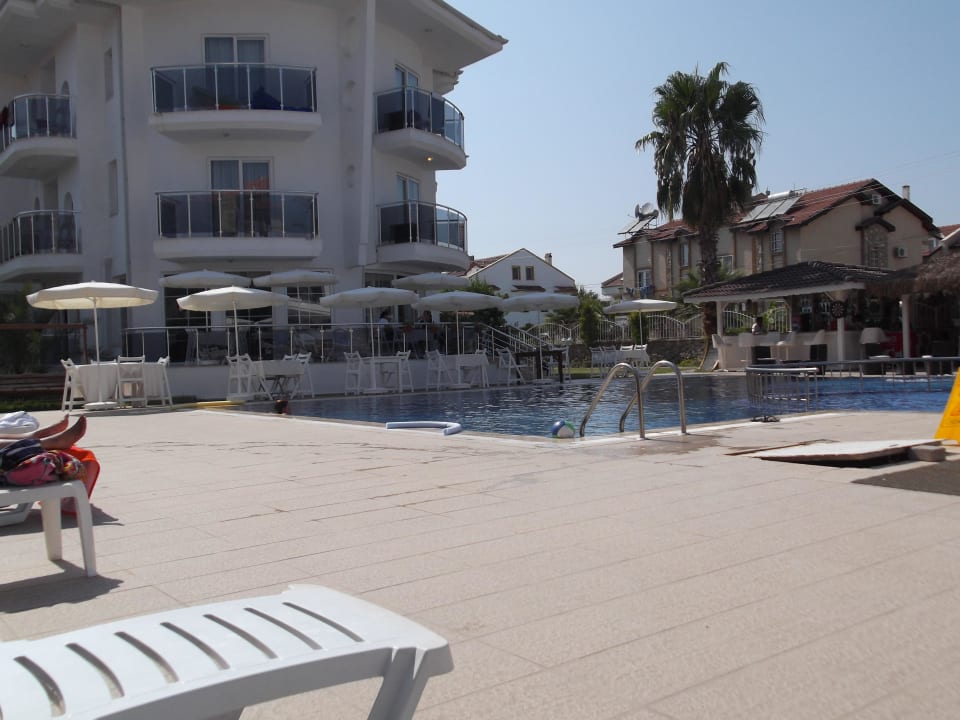 Pool & Poolbar auf der rechten Seite Nevada Hotel & Spa