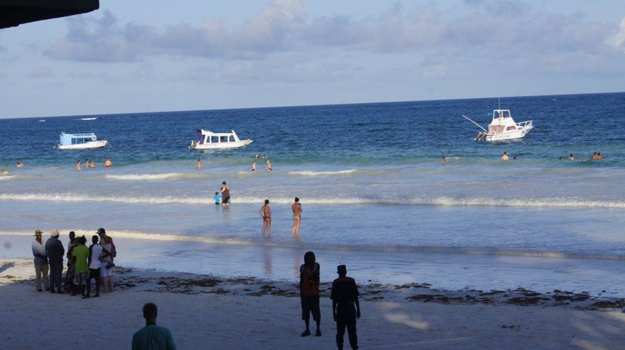 Strand unterm Baobab  Baobab Holiday Resort