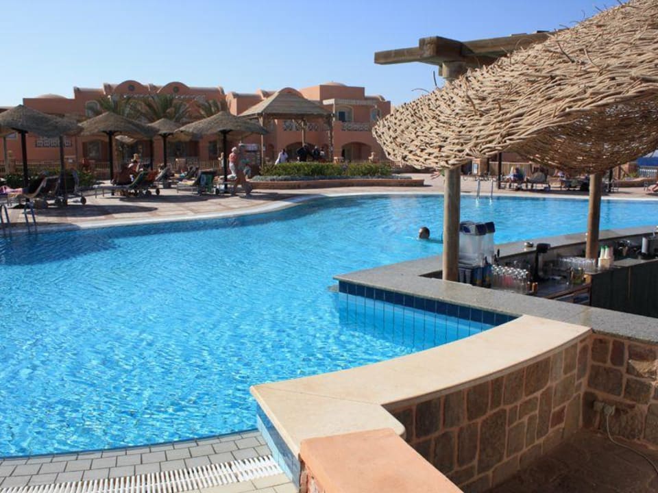 Kleiner Pool mit Poolbar Radisson Blu Resort, El Quseir