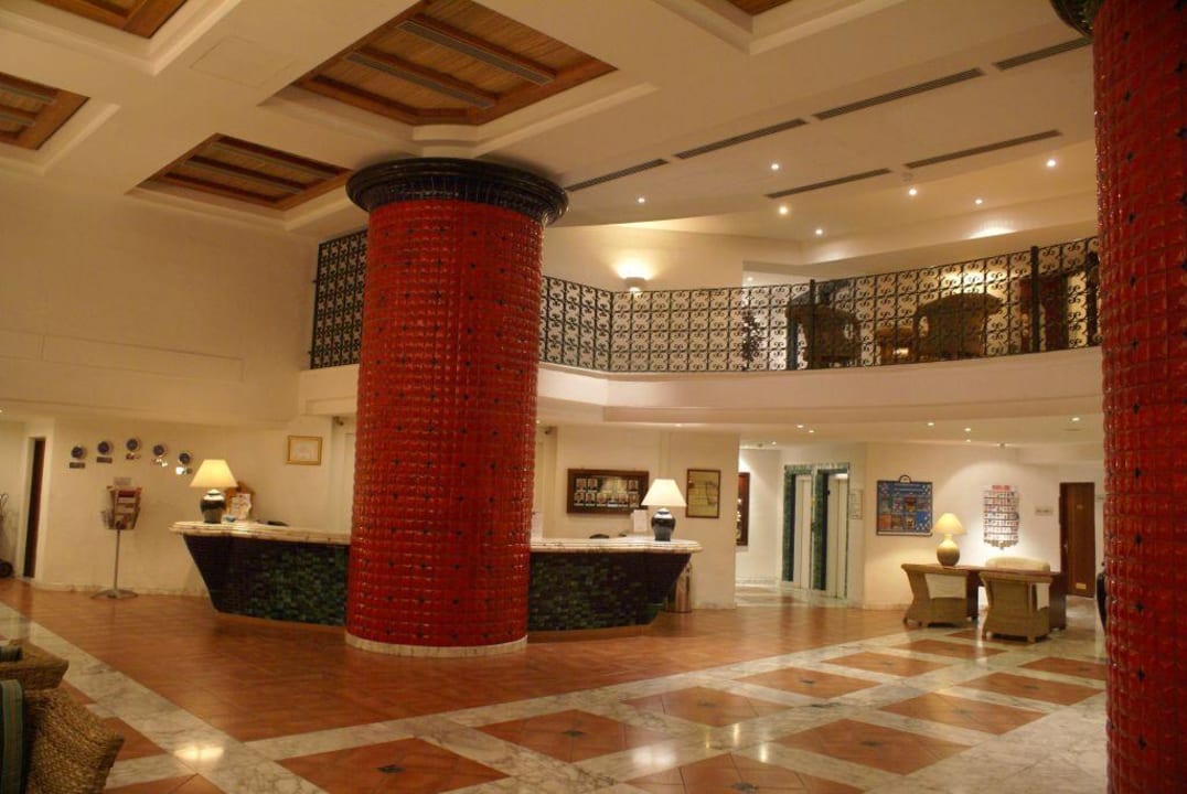 Lobby bei Abend db San Antonio Hotel + Spa