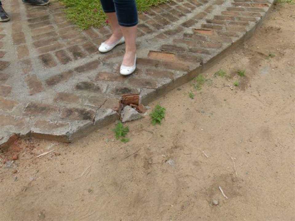 Gehwegschäden Unfallgefahr Surfing Resort Arugam Bay