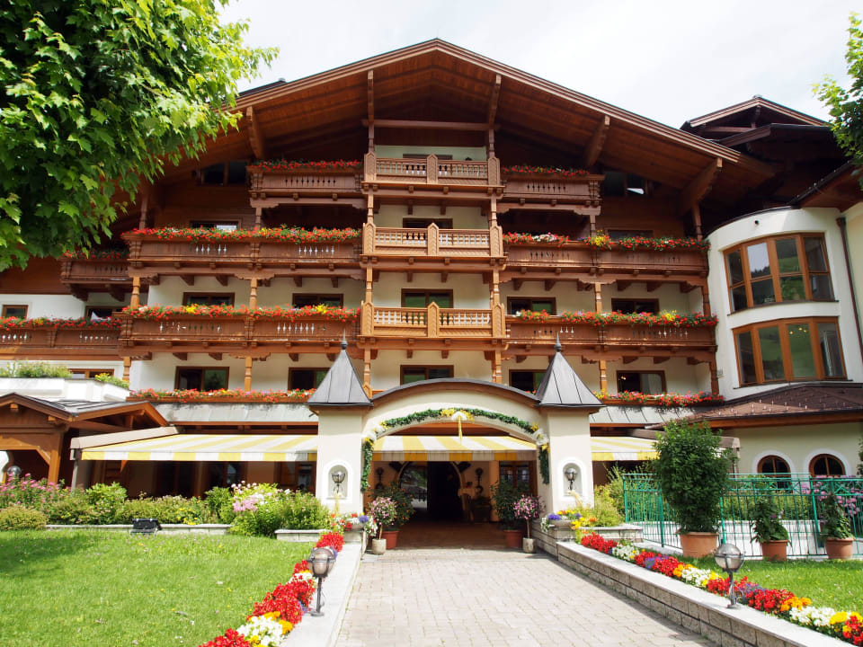 Frontansicht Hotel Tauernhof