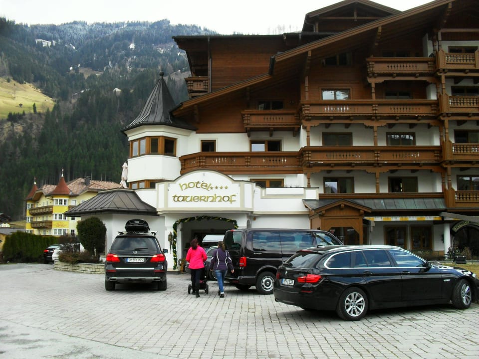 Haupteingang mit Parkplatz Hotel Tauernhof