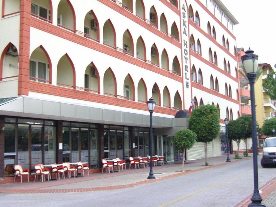 Vorderansicht mit Sonnenterrasse Hotel Aslan City Kleopatra