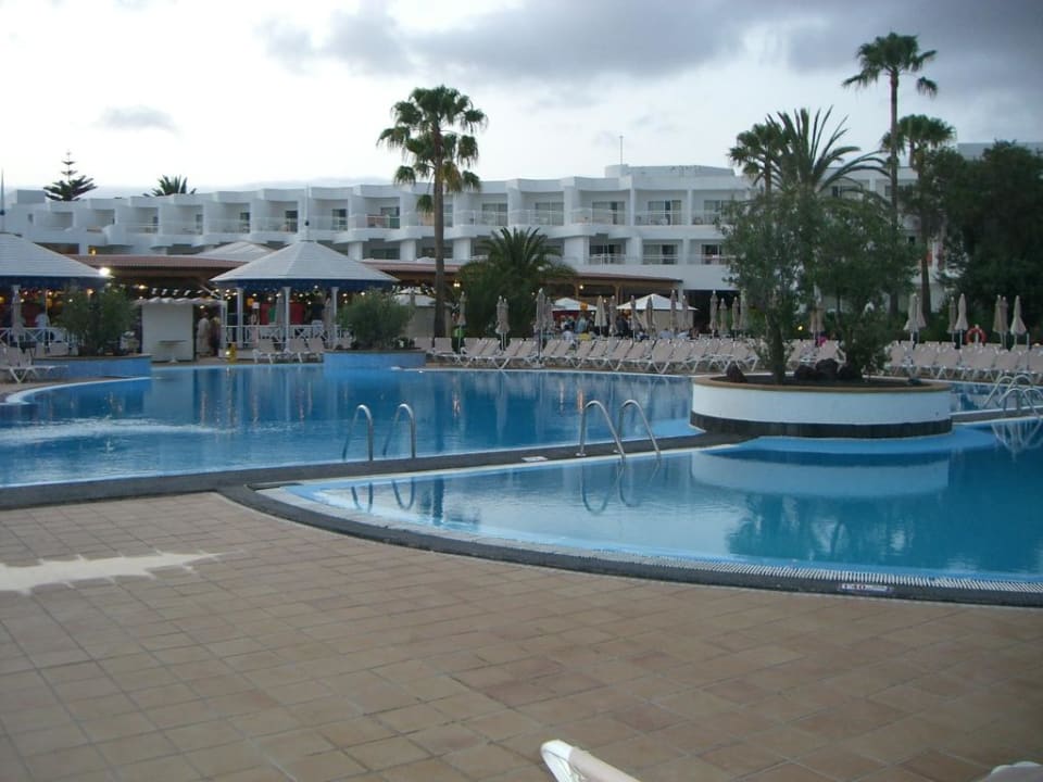 Blick über den Pool zum Hotel Hotel Riu Paraiso Lanzarote