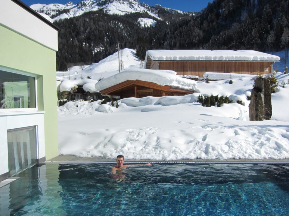 Aussenpool im Winter Lürzerhof - luxury.nature.spa