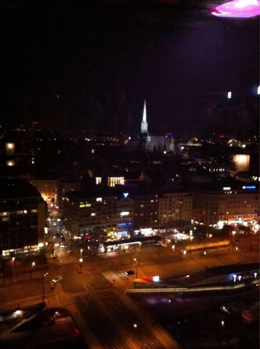 Blick am Abend vom Restaurant Loft SO/VIENNA