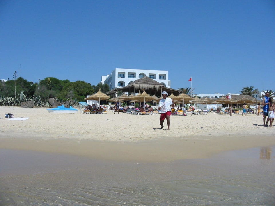Strand und Nozha Beach im Hintergrund Hotel Royal Nozha