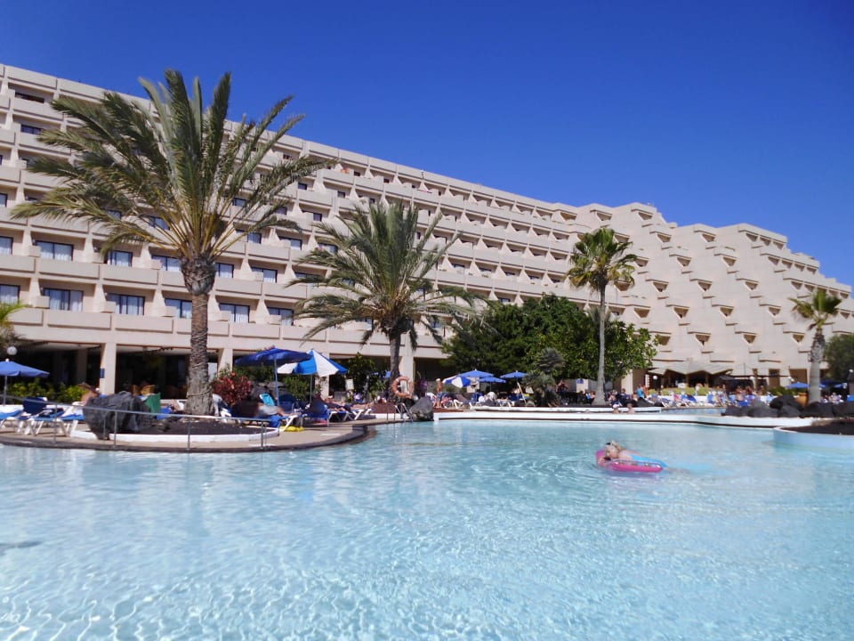 Widok z basenu na hotel Hotel Grand Teguise Playa