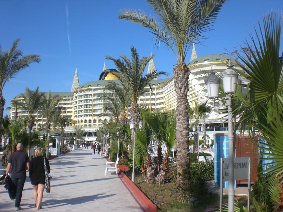 Weg vom Strand durch die Poolanlage zum Haus Hotel Delphin Imperial