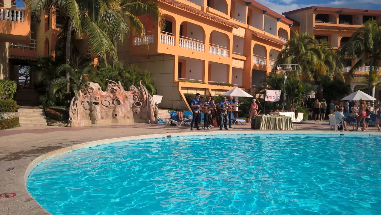 Popołudniu przy basenie Sol Rio De Luna y Mares