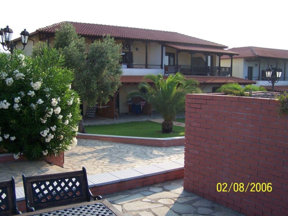 Blick auf Bungalow 1 (Zimmer 110 - 116) Blue Dolphin Resort Hotel