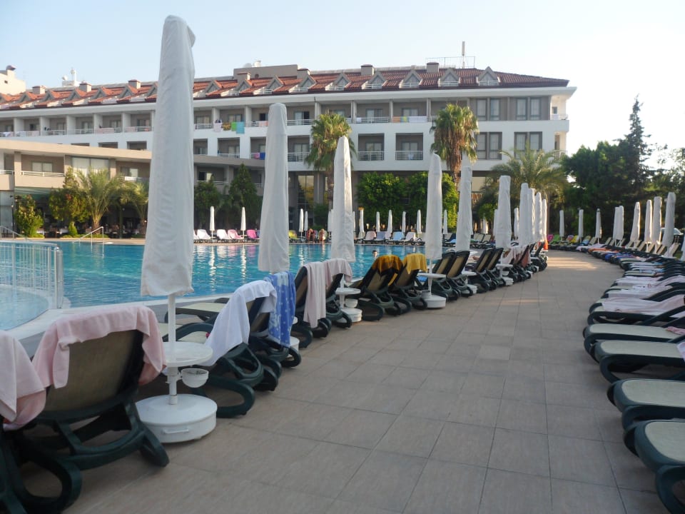 Badetücher schon fast überall um 7.00 Uhr Greenwood Kemer Resort