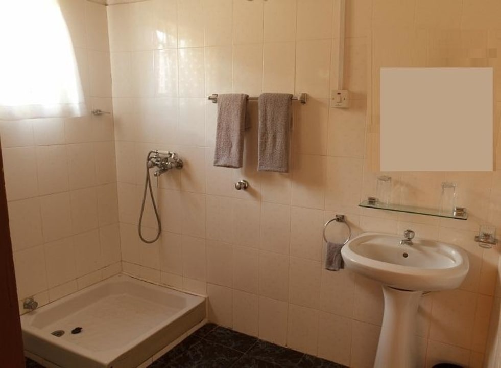 Private bathroom Aplaku Guesthouse