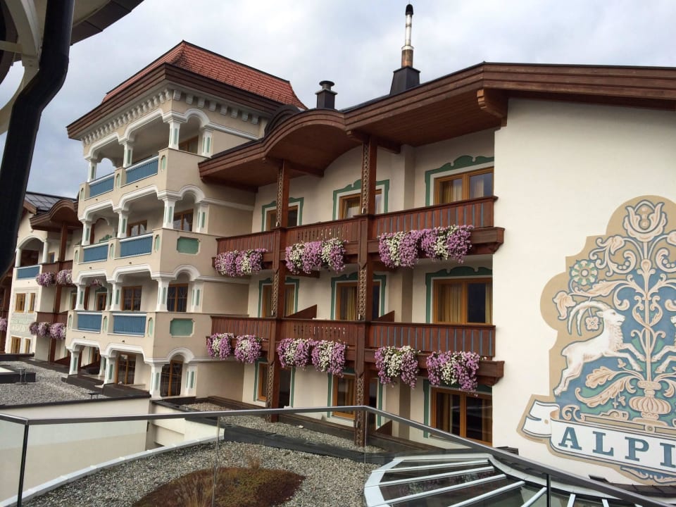 Das Hotel vom Pool aus Alpina Alpendorf