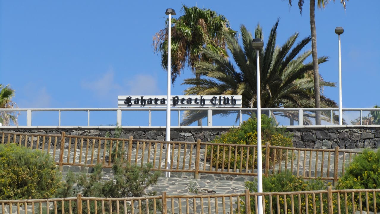 Sicht vom Strand aus zum Hotel Sahara Beach Club